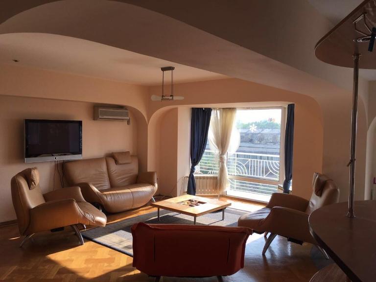 Bright spacious 2 bedroom apt in heart of Almaty! - B&B Almatý
