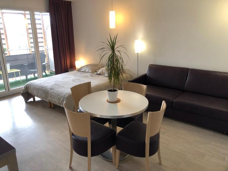 Appart LOURDES 100 m GARE - 4 Places avec Balcon 10mn Sanctuaire - Chambres d'hôtes Lourdes
