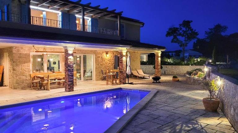 Villa Alara - charming villa with heated swimming pool - B&B Milohnići