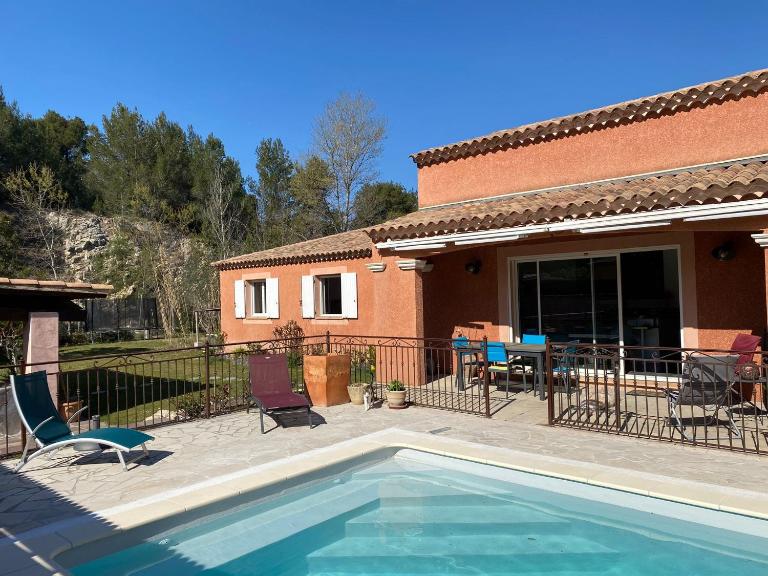 Spacieuse villa familiale avec piscine -8 couchages - B&B Beaucaire