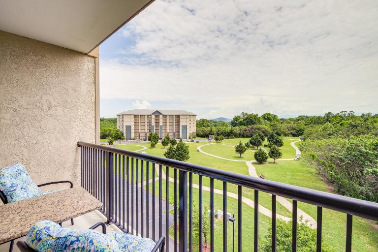 Steps to Parkway! Pigeon Forge Condo + Pool Access - Bed and Breakfast Pigeon Forge