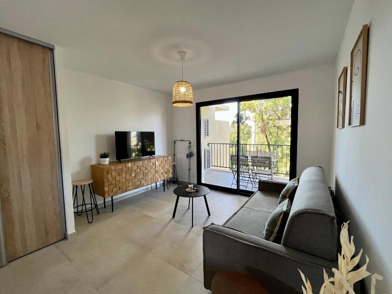 Appartement climatisé neuf au calme, proche centre-ville, 4 minutes en voiture plage et commerces - Bed and Breakfast Calvi