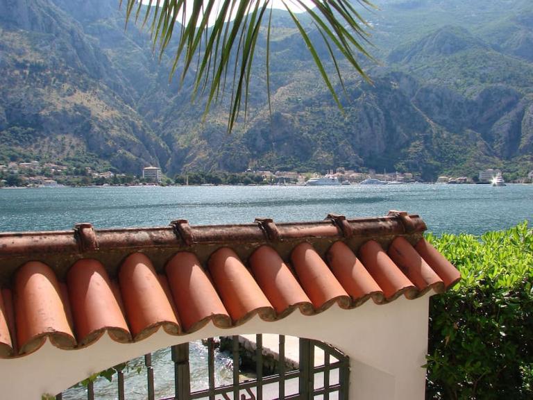 SEAFRONT GARDEN APARTMENT - B&B Cattaro