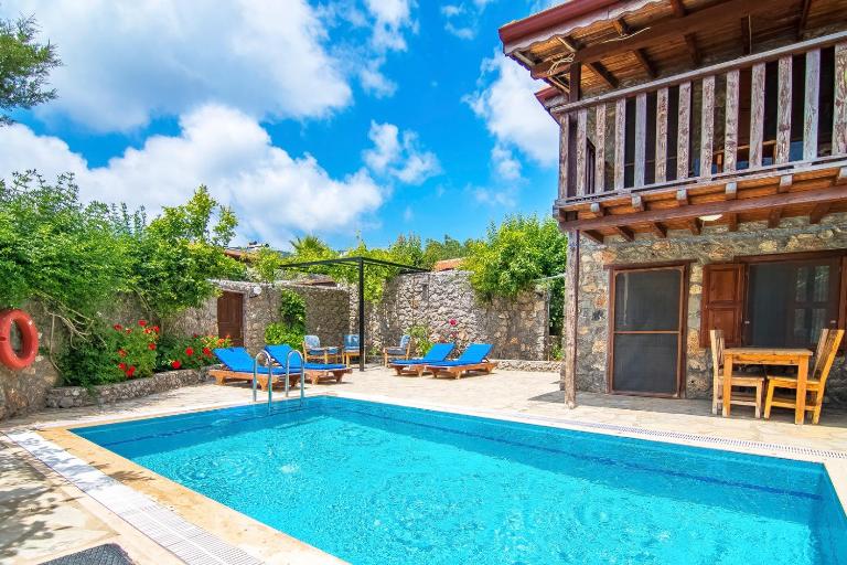 Havuzu korunaklı 2+1 taş villa - B&B Kınalı