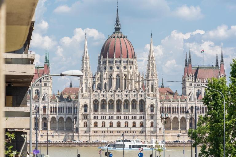 Bright Studio with Parliament view, Free Public Parking nearby - B&B Budapest