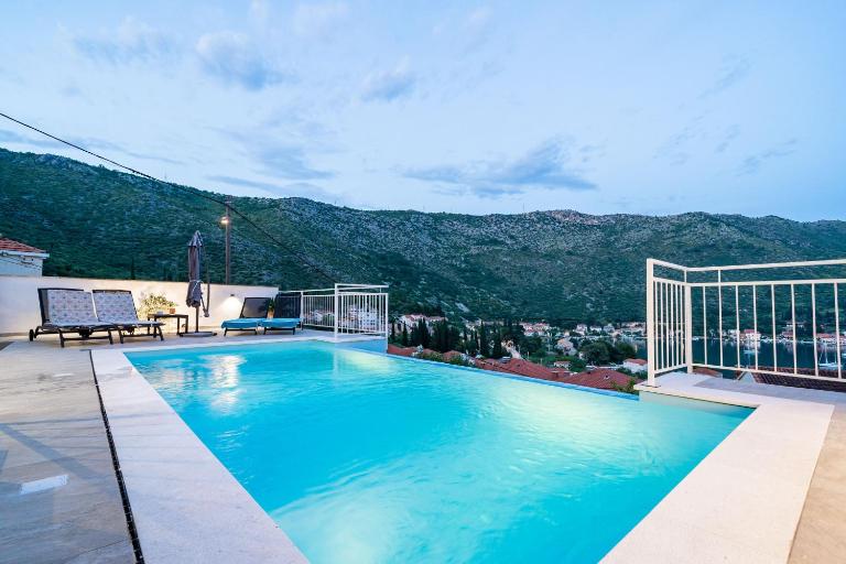 Villa with Swimming Pool Tia&Ella -heated pool - B&B Zaton