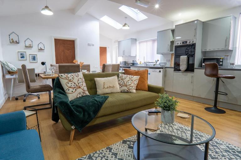 Heartland House, 7 Spacious Bedrooms Sleeps 4 plus, near NEC, JLR,BHX - B&B Birmingham