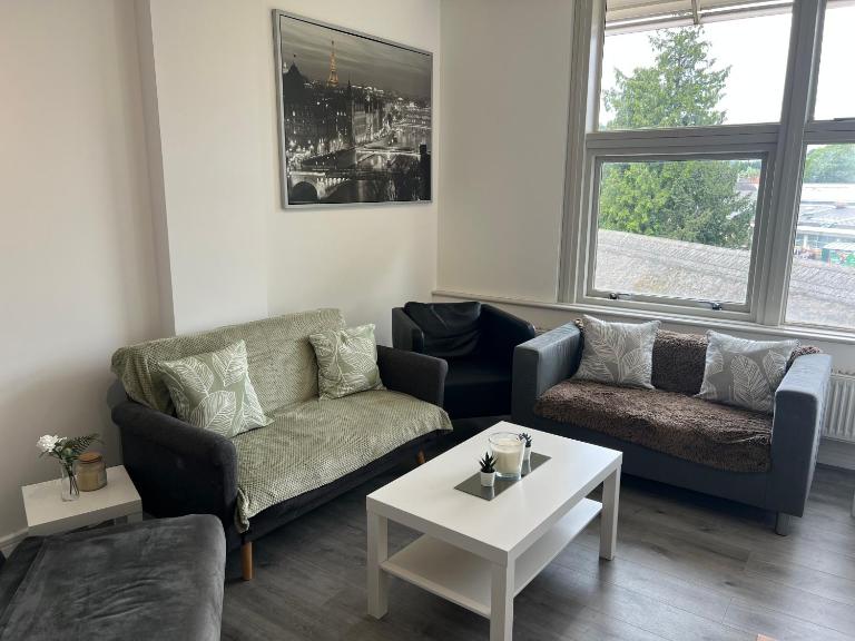 3 Bedroom Flat in Town Centre Wellingborough - Chambres d'hôtes Wellingborough