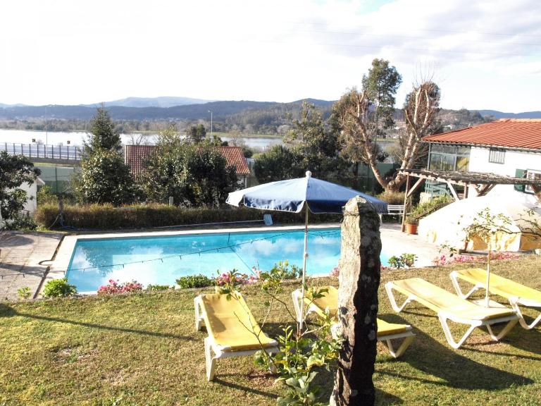 VNC13V4, encantadora casa e piscina, vista rio Min - B&B Gondar