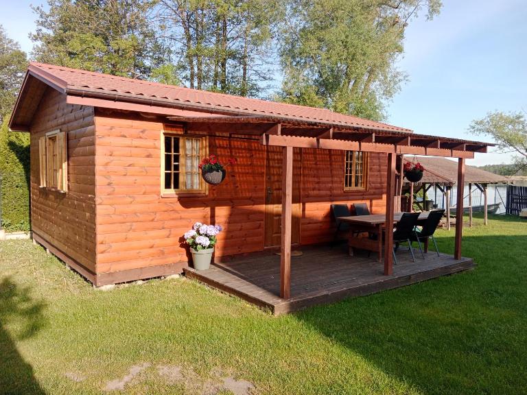 Domek drewniany nad jeziorem - B&B Zełwągi
