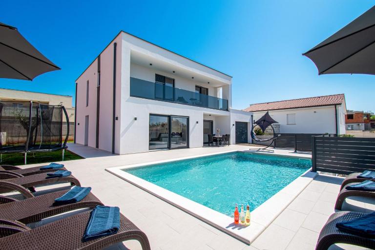 Villa Mina with a private pool in Pula - B&B Pula
