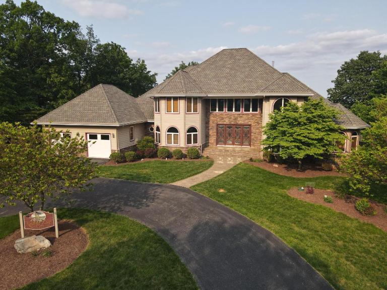 Redbud Keep - Unique Features, Movie Set Decor, Grill, Wifi, Family Friendly, Hiking, Billiard Table, Movie Theater Room, Fireplace, Golfing, View, 2 King Beds - Chambres d'hôtes Hedgesville