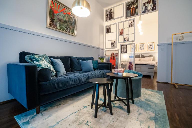 Designer Loft-Ferienwohnung im Zentrum mit Tiefgaragen-Parkplatz, Waschmaschine und Privatterrasse - Ferienwohnung Leipzig