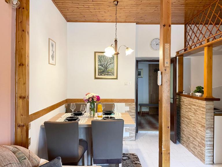 Bata Apartment - 1st row to the Neretva River - B&B Opuzen