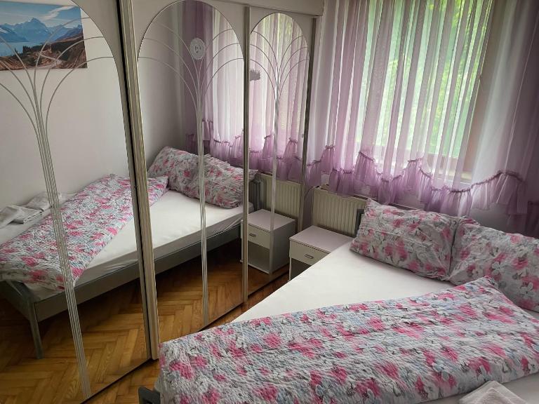 Slatka sobica za dvoje sa upotrebom zajednicke kuhinje i kupaonice - B&B Zagreb