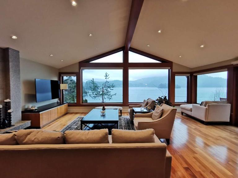 Deep Cove Stunning Waterfront Whole House - Chambres d'hôtes North Vancouver