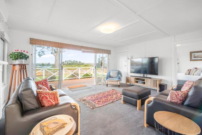 Mandalay Beach House on Pipe Clay Lagoon - B&B Sandford