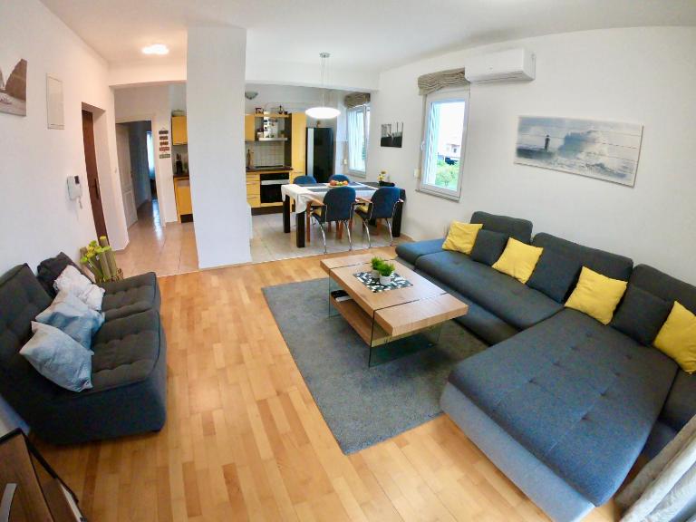 Sunny apartment by the beach - B&B Kaštel Štafilić