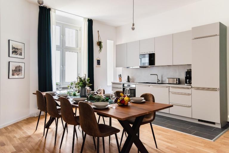 165m2 Downtown Family Suite 5BR, 3Bath, kids room, 11min Alexanderplatz - Bed and Breakfast Berlijn