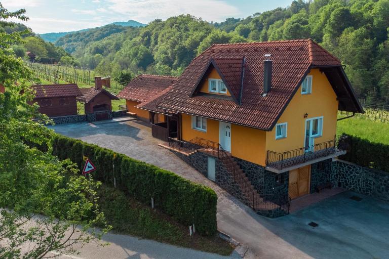 Holiday Home Lanita with Two Bedrooms & Terrace - Chambres d'hôtes Podbočje