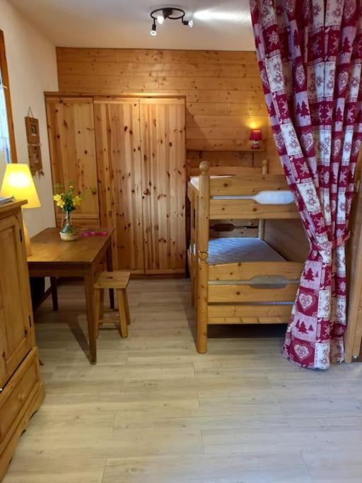L'appartement LES BOSSONS en lisière de forêt dans le chalet Génépi - B&B Arêches