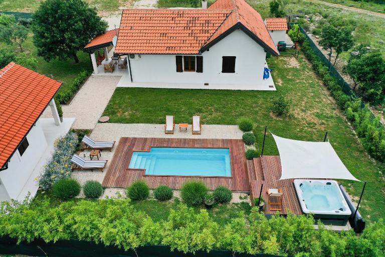 Villa Ena with Pool & Jacuzzi - Ferienwohnung Donji Kašić