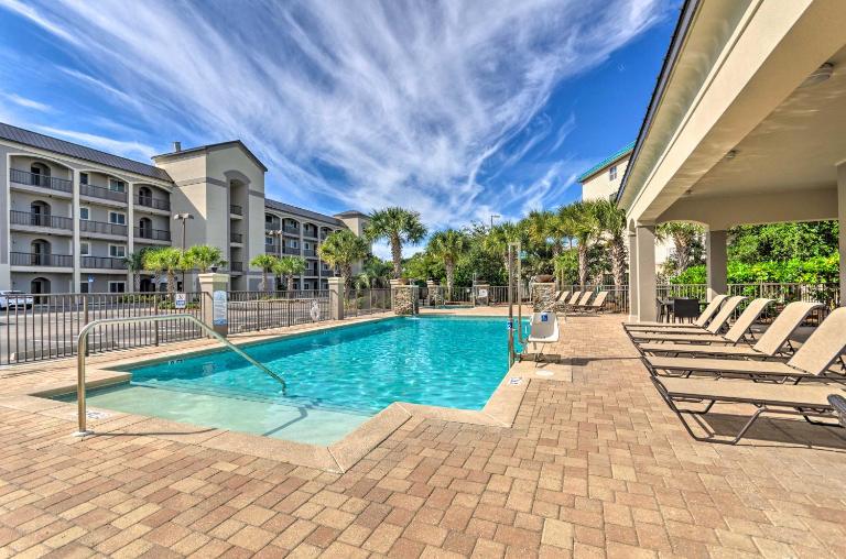 Miramar Beach Condo w/ Pool - Walk to Beach! - B&B Destin