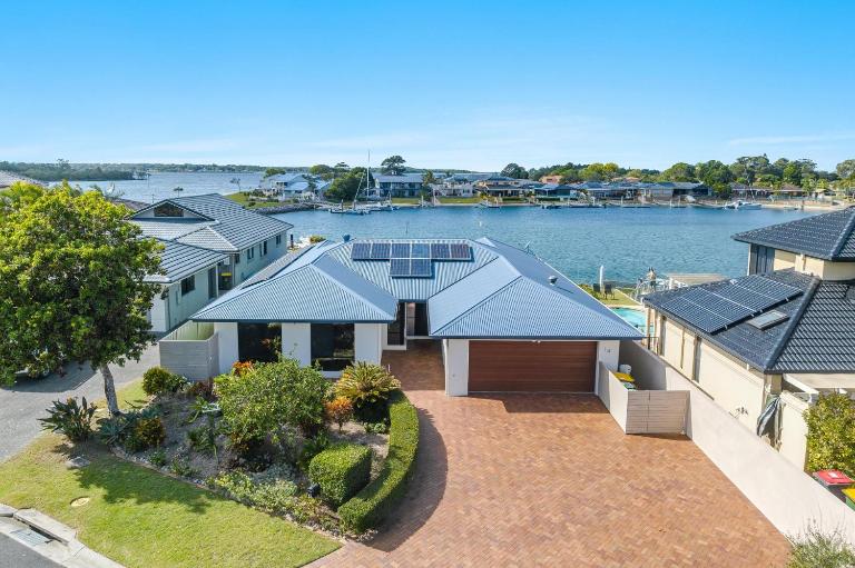 Dolphin Waters - Waterfront Delight - Holiday Yamba - B&B Yamba
