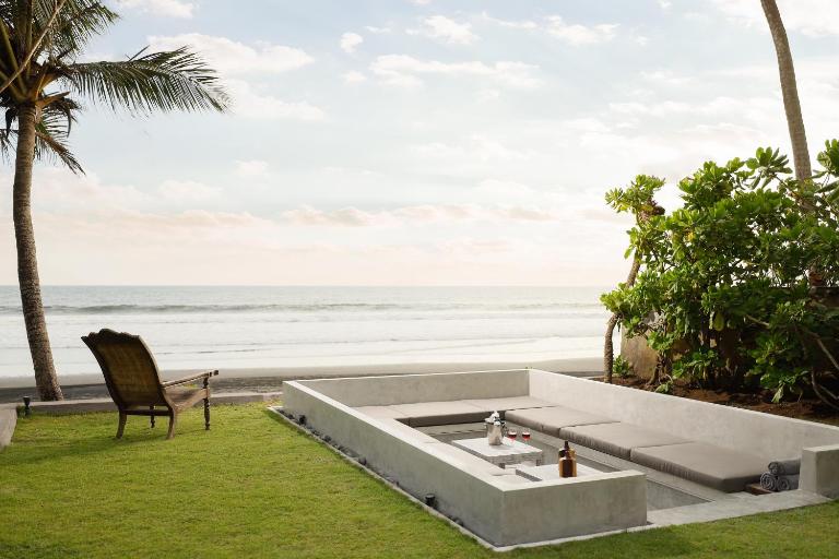 Black Beach Villa - Absolute Beachfront Escape - B&B Tabanan