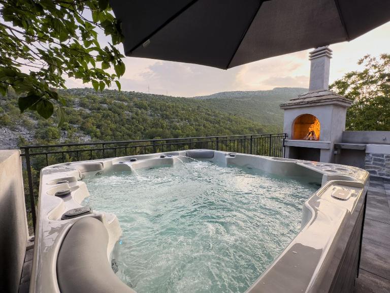 Holiday Home Vrkic with Hot Tub - B&B Omiš