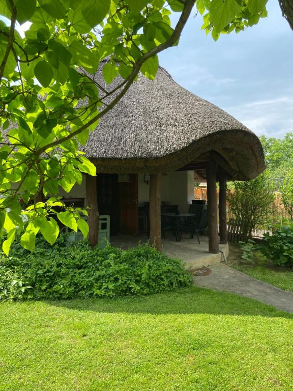 Nádfedeles Házikó - B&B Balatonkeresztúr