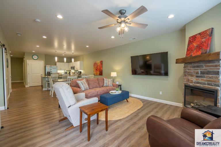 NEW BUILD - Luxury 3BR Walk-In with Resort Amenities - FREE TICKETS INCLUDED - FHG-107 - B&B Branson