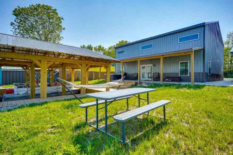 Waterfront Buckeye Lake Vacation Rental w/ Hot Tub - B&B Hebron