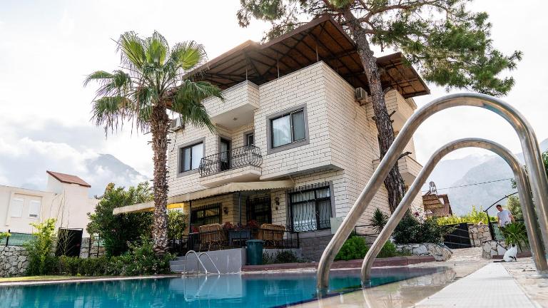 Spacious Villa with Sea and Mountain View - B&B Kemer