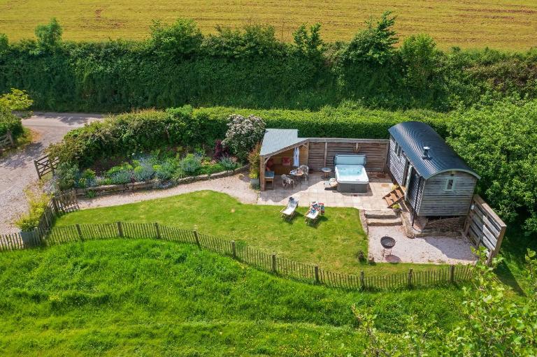 Cherry Blossom -Shepherd Hut, Hot Tub, Wood Burner - B&B Kenton