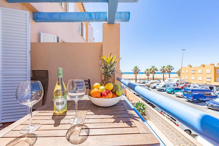 Beachfront, pool, terrace & WIFI - B&B Tarifa