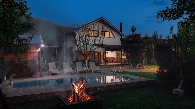Căsuța de sub deal - Ciubăr și piscină - B&B Măgura