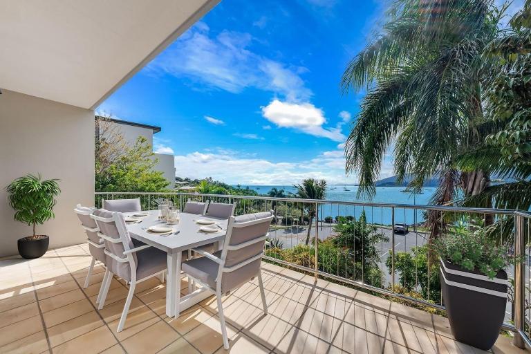 Whitsunday Beachfront Apartment on Broadwater - B&B Airlie Beach