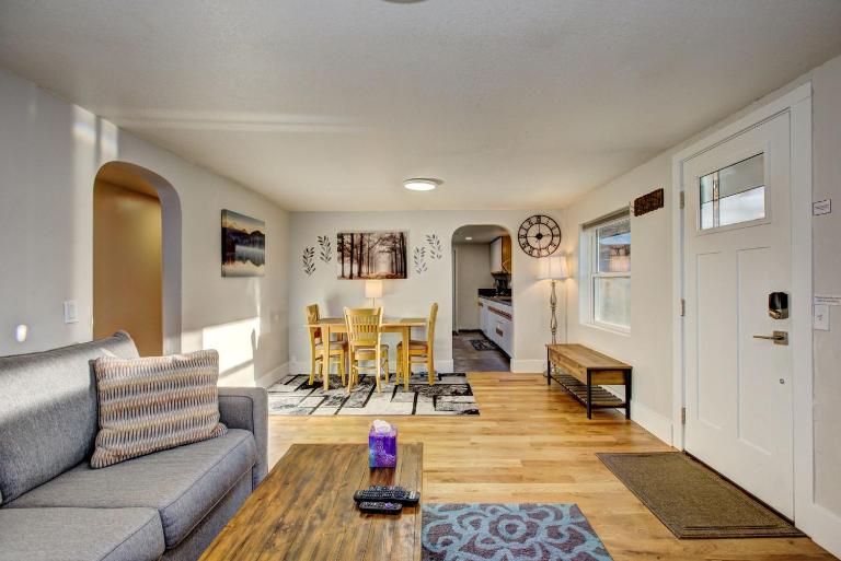 Little Blue Bungalow on Boise's Bench, Pet Friendly, Fully Fenced yard with doggie door! 2 miles from BSU, 5 minutes from Downtown Boise, Desk and workstation for remote workers, 2 TV's large walk-in closet, Good for mid-term stays - Bed and Breakfast Boise
