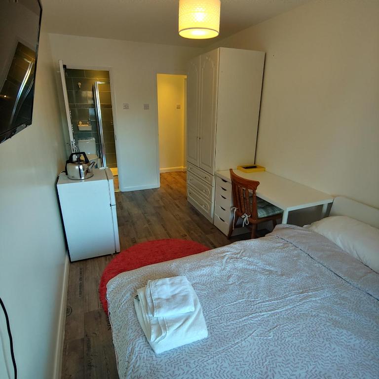 EnSuite Master Bedroom, private bathroom, inside family home, walking distance to Harry Potter - B&B Leavesden Green