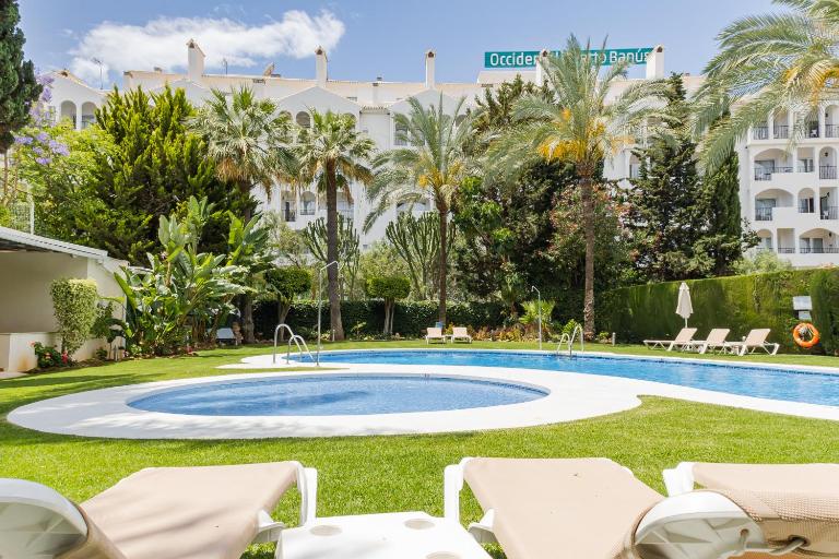 MARBELLA HOME RENTALS - Edificio Tembo, Puerto Banus, 2BR, parking & pool - Chambres d'hôtes Marbella
