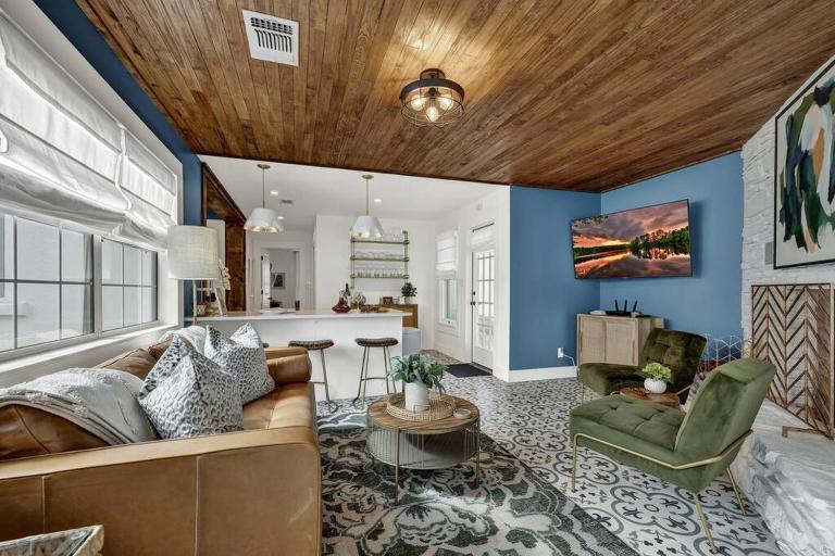 Wine Down House - Fire Pit & Walk to Main St - Chambres d'hôtes Fredericksburg