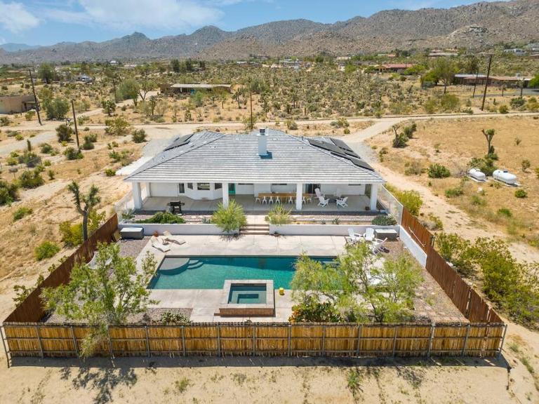 Tranquil Family Friendly Pool Sanctuary Near JTNP - B&B Joshua Tree