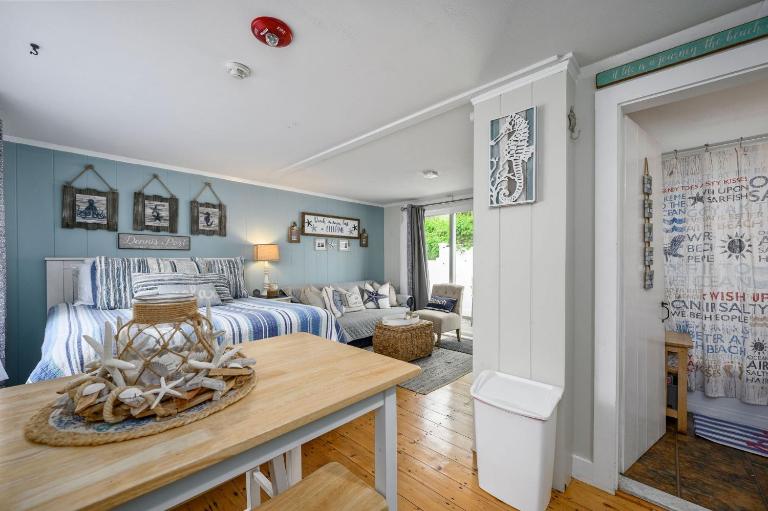 Charming Dennis Port Getaway for Two with Pool Walk to Beach - B&B Dennis Port