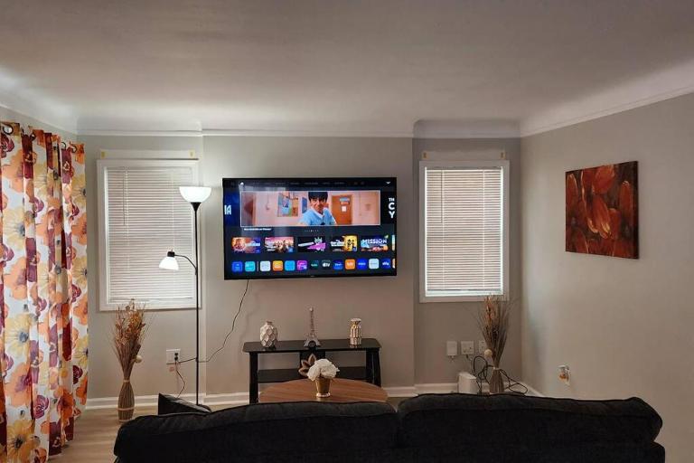 Beautiful 4 bedroom in Cleveland - B&B Euclid