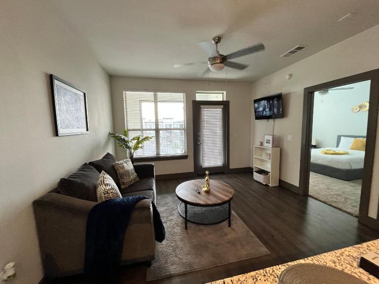7 Min from IAH Business-Ready Condo w Pool & WiFi - Ferienwohnung Houston