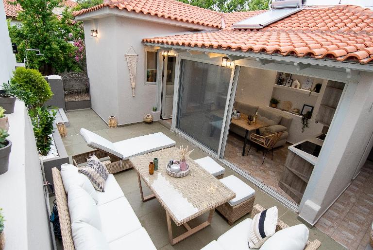The courtyard - Ferienwohnung Skála Eresoú