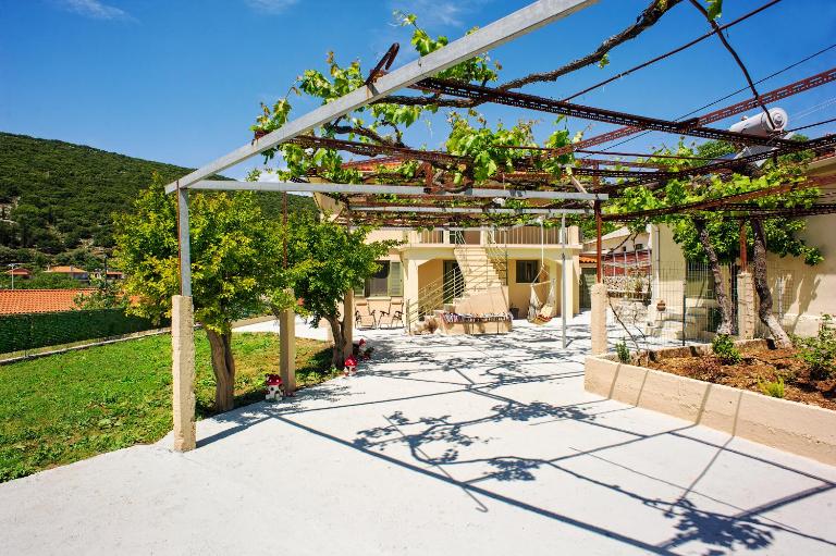 Garbis Garden View - B&B Valsamáta