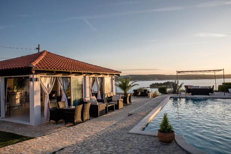 Apartments by the Beach with Pool and Lounge Beds - Miral Apartments - B&B Supetarska Draga