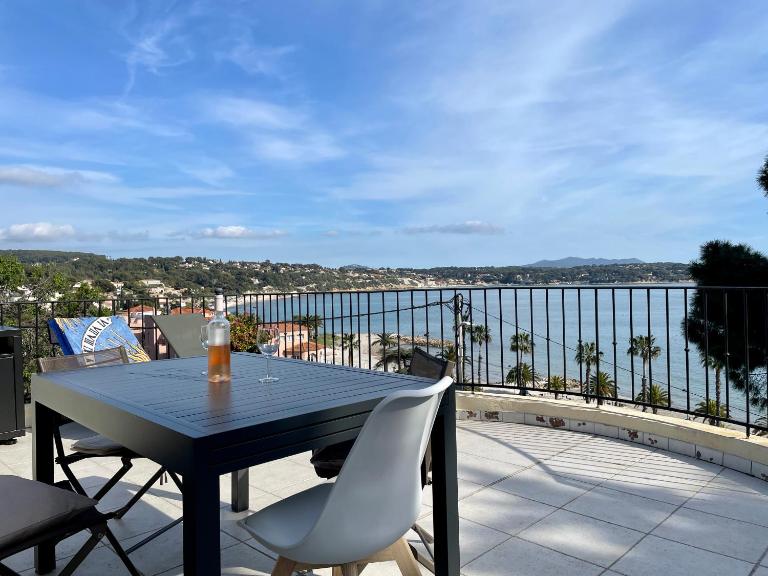 Bandol : Très bel Appartement Avec Grande Terrasse et vue Exceptionnelle sur mer - Chambres d'hôtes Bandol
